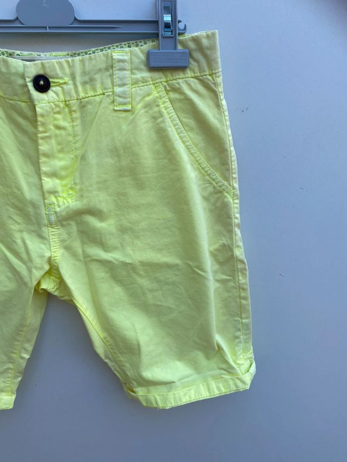 Short jaune - photo numéro 3