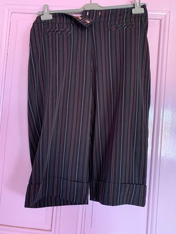 pantacourt léger noir rayé rouge taille 40