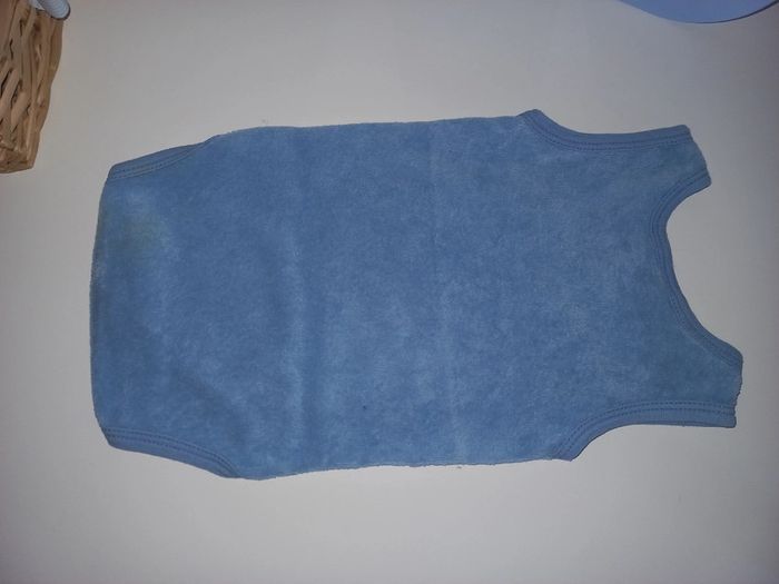 Lot 2 bodies sans manches garçon excellent état taille 6 mois - photo numéro 7