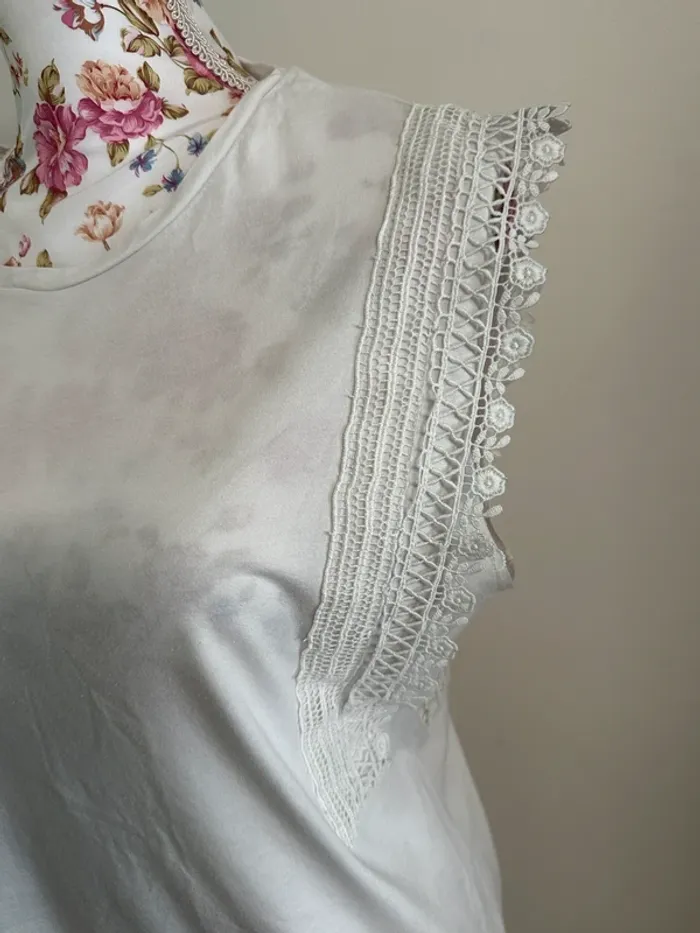 T-shirt blanc avec crochet sur les manches - photo numéro 2