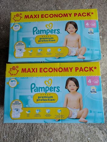 Lot de deux cartons de couches Pampers prenium protection taille 4