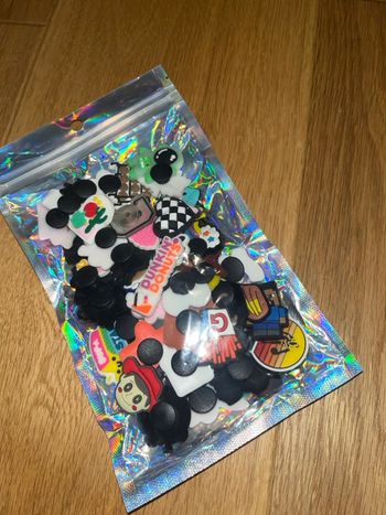 Lot 50 pin’s pour crocs aléatoire 