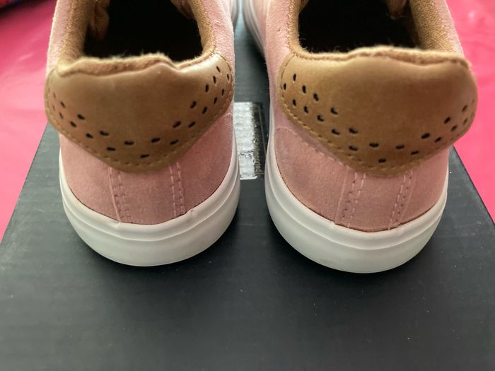 Paire de baskets rose - photo numéro 3