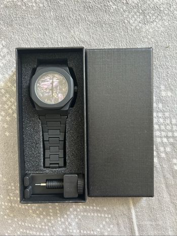 Montre en boîte noire avec bracelet ajustable ⌚
