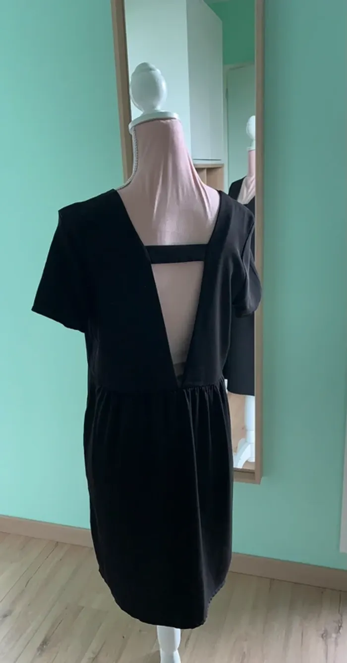 Petit robe noire dos V