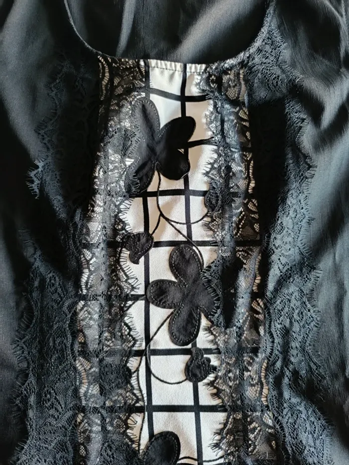 Robe cintrée sans manches fleurs et dentelles T. 4 L33 - photo numéro 3