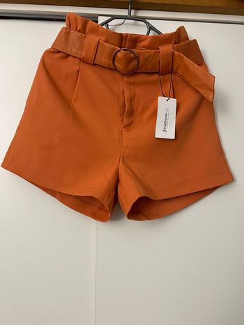 Short orange ceinturé simili cuir Stradivarius
