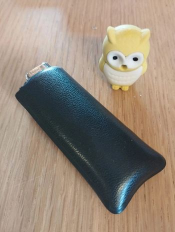 Pochette en cuir porte briquet (vendue sans briquet) Dimensions 9 x 4 cm