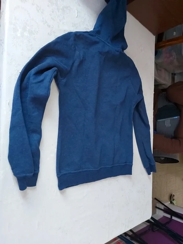Sweat-shirt à capuche bleu - photo numéro 4