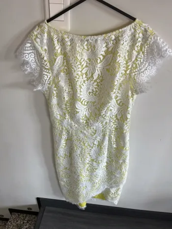 Robe en dentelle blanche et jaune pinko