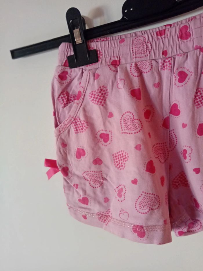 Joli short rose. 3 ans - photo numéro 3