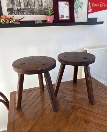 Lot de 2 tabourets en bois foncé tripode brutaliste vintage - table de nuit