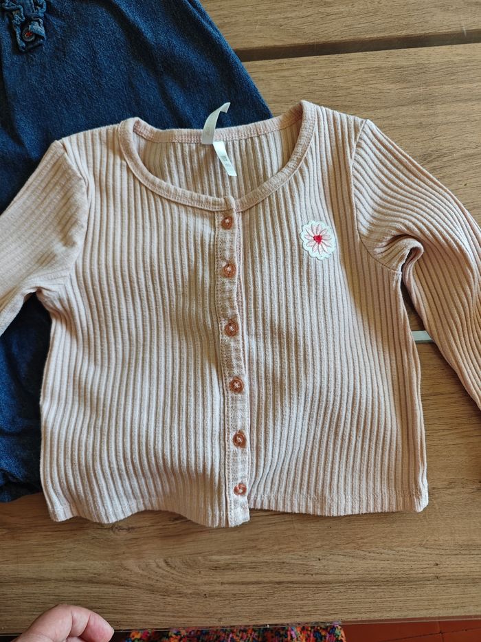 Robe en jean + gilet 24 mois bébé fille parfait état - photo numéro 2