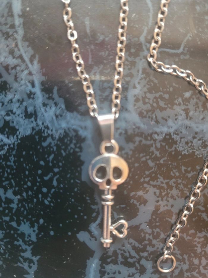 Chaine en acier inoxydable, pendentif et boucles d oreilles assorties. - photo numéro 4