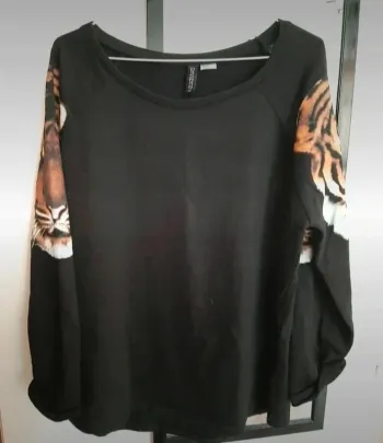 Pull noir avec tigres