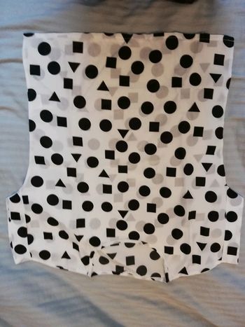 Chemise blanche avec motif rond et carreaux noir