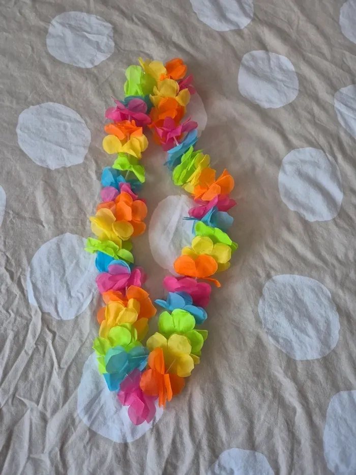 Collier de fleurs neuf