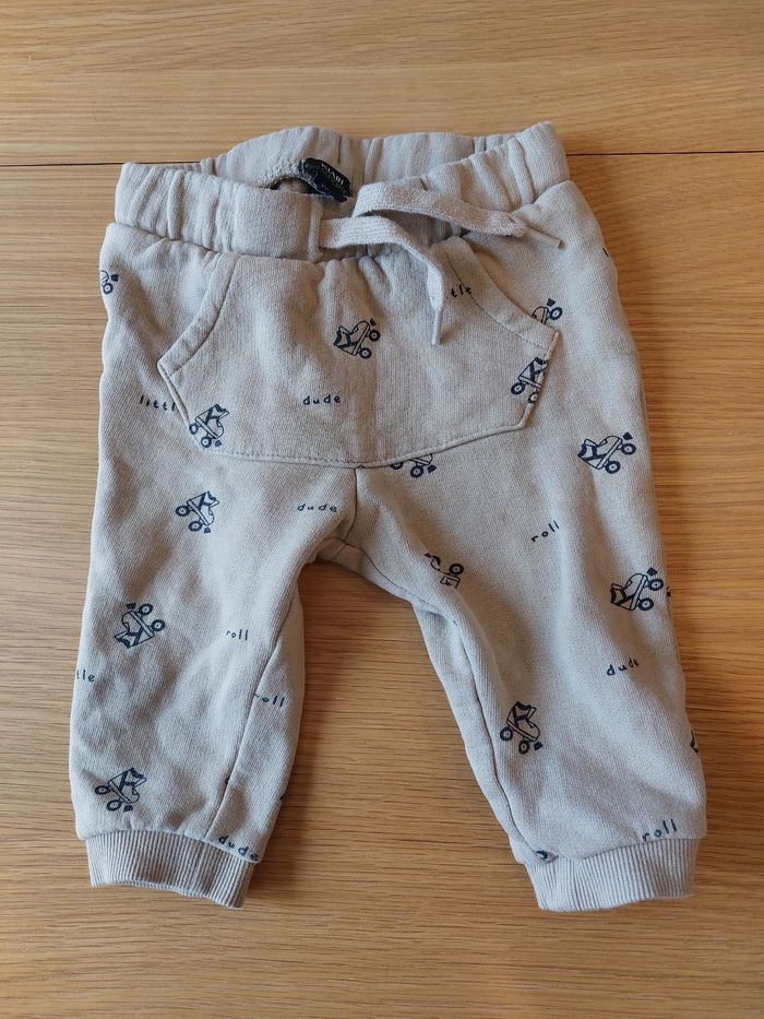 Lot 2 joggings 12m - photo numéro 2