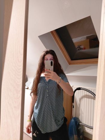 Blouse à manches courtes dans les tons bleu 
