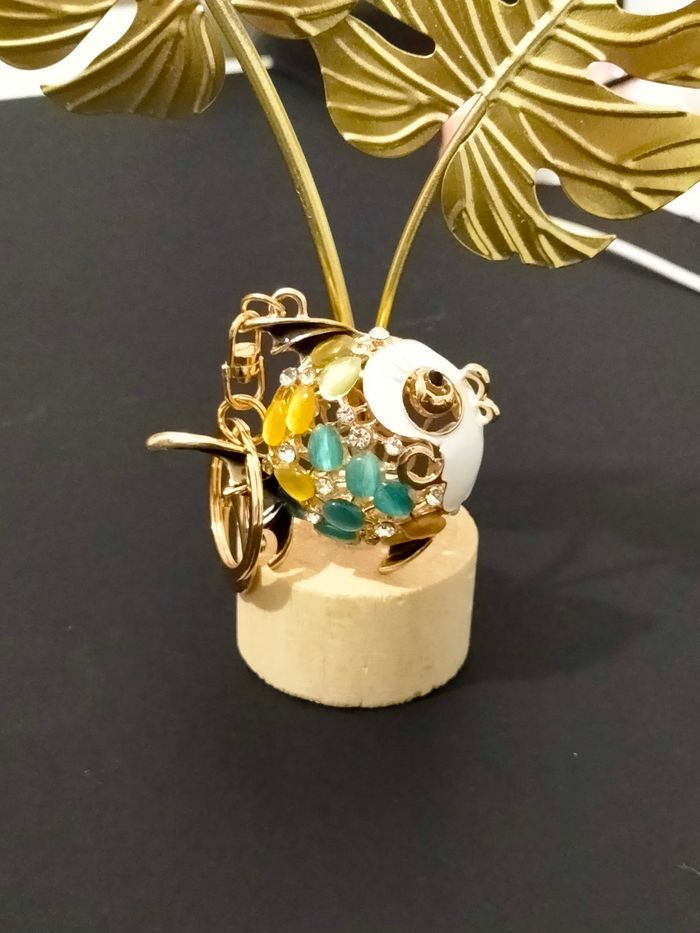Porte clé bijou de sac poisson vert avec pierres et strass neuf