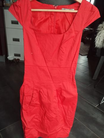 Robe décolletée et habillée corail t. 34