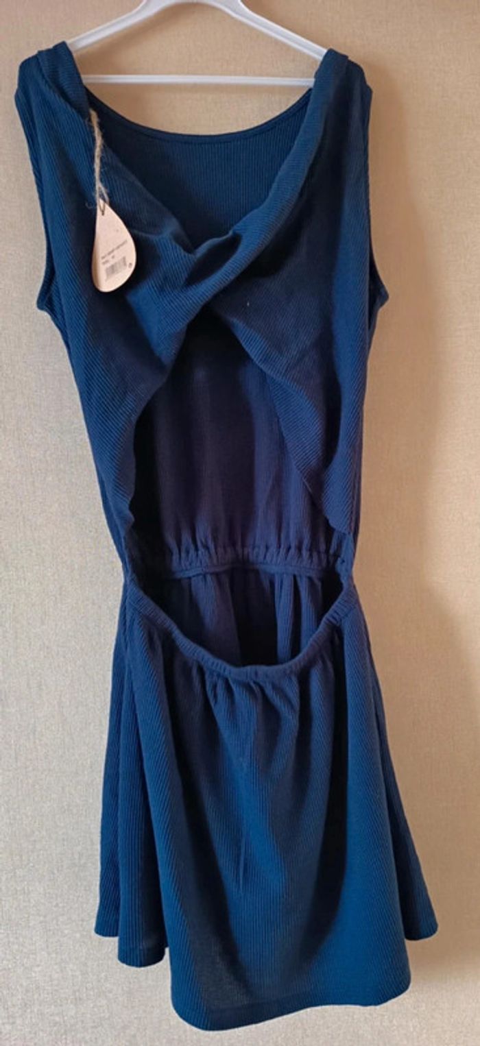 Robe courte. Sans manches. Marque Pinepo (966) - photo numéro 2
