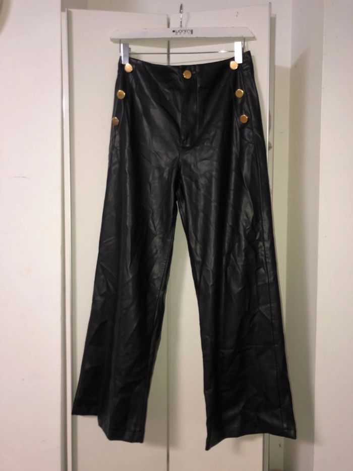 Pantalon habillée similicuir Zara . Taille M