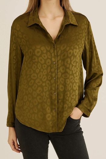 Très joli chemisier vert olive imprimé