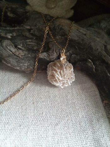 Collier pendentif en pierre rose des sables du Maroc