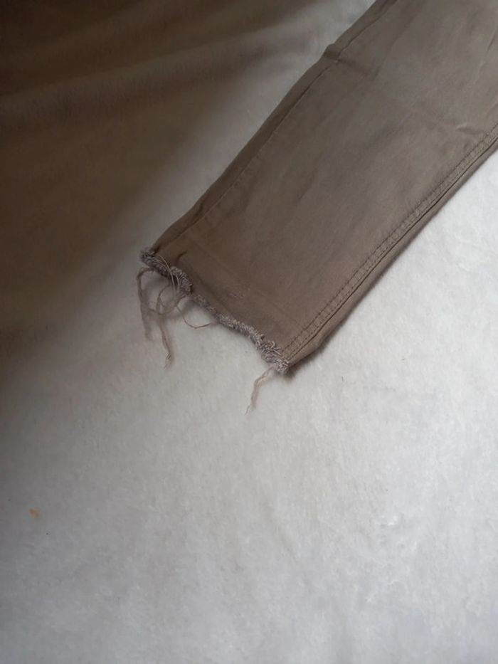 Pantalon kaki clair avec petites franges aux chevilles - photo numéro 3