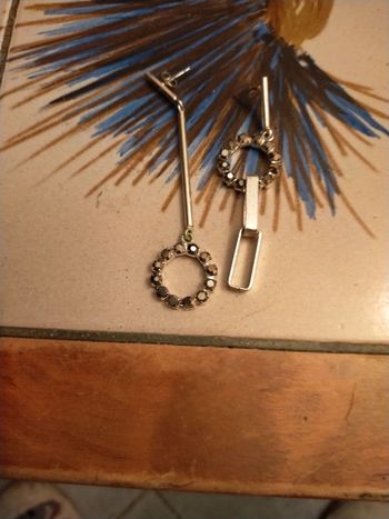 Jolie paire de boucles d'oreilles dépareillées