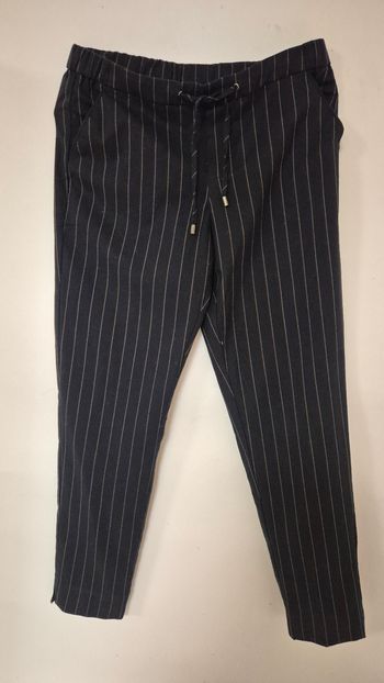 Pantalon bleu marine à fines rayures Kiabi