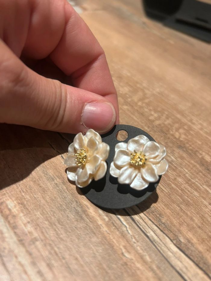 Boucles d’oreille blanc nacré neuve - photo numéro 2