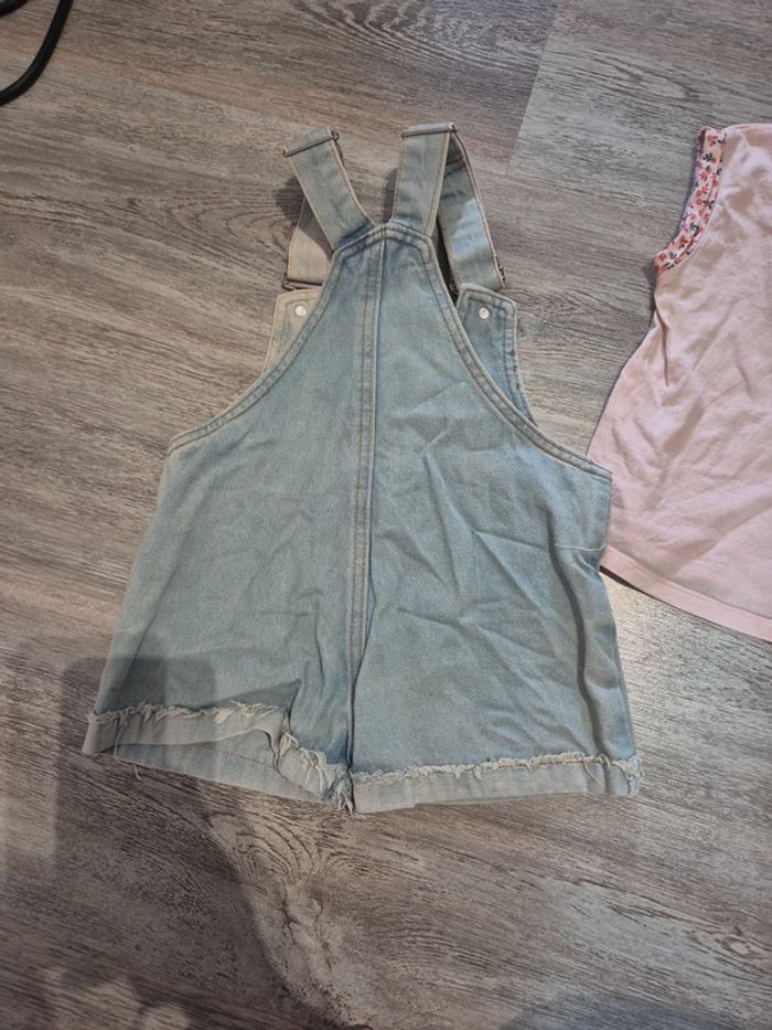Salopette short destroy et tee shirt à fleurs - photo numéro 3