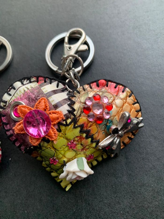 Lot de 2 porte-clefs/ broches - photo numéro 2
