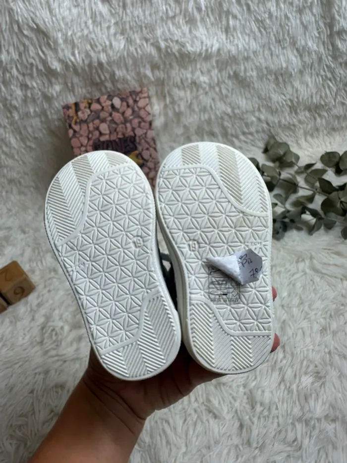 Paire de chaussures bébé Stones and Bones taille 19 - photo numéro 5