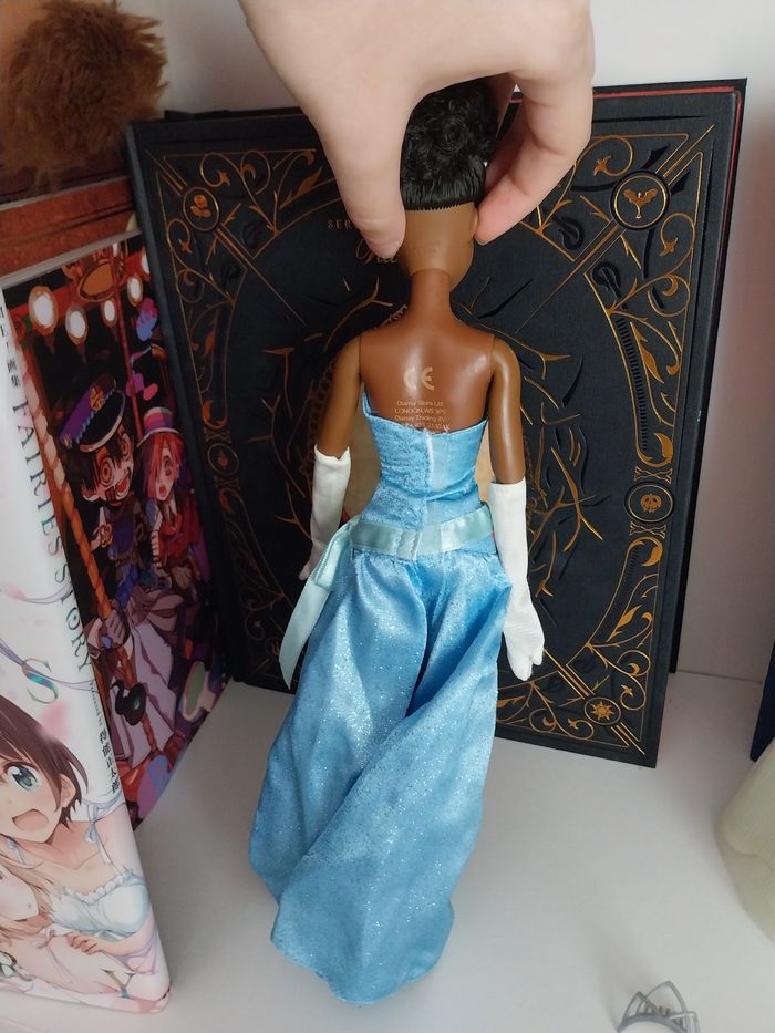 Poupée Tiana Disney Story en robe bleue et couronne + tenue verte princesse Disney - photo numéro 6