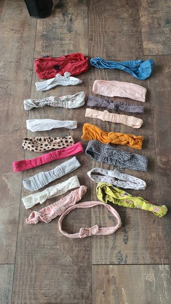 Lot de 18 bandeaux en très bon état différentes marques et tailles