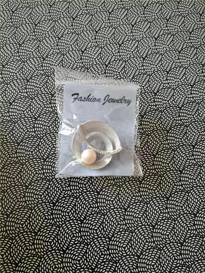 Broche avec perle et strass