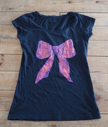 Tee-shirt noir avec un joli nœud rose