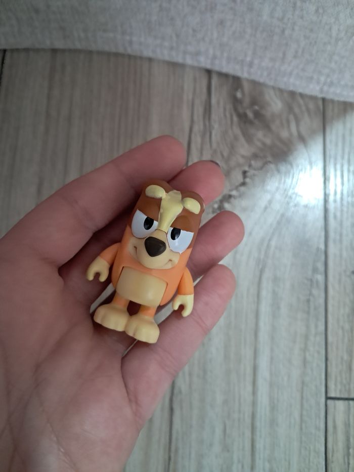 Figurine bingo, sœur de bluey, déguisée en grand mere - photo numéro 6