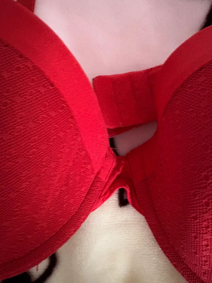 Soutien gorge rouge - photo numéro 3