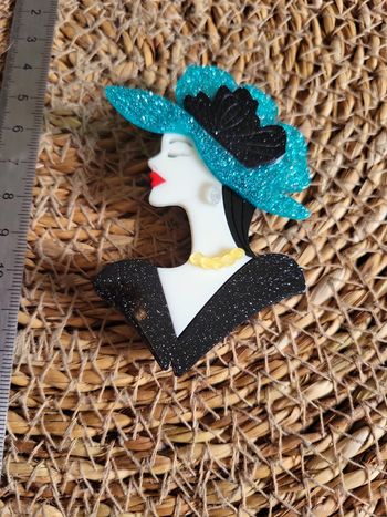 Broche 3D la femme et chapeau turquoise