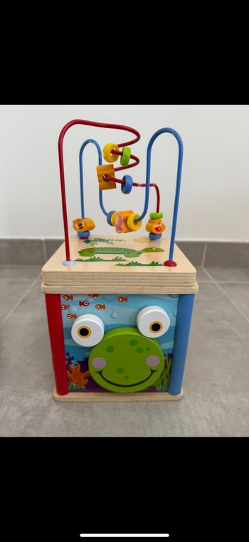 Cube activité en bois avec boulier