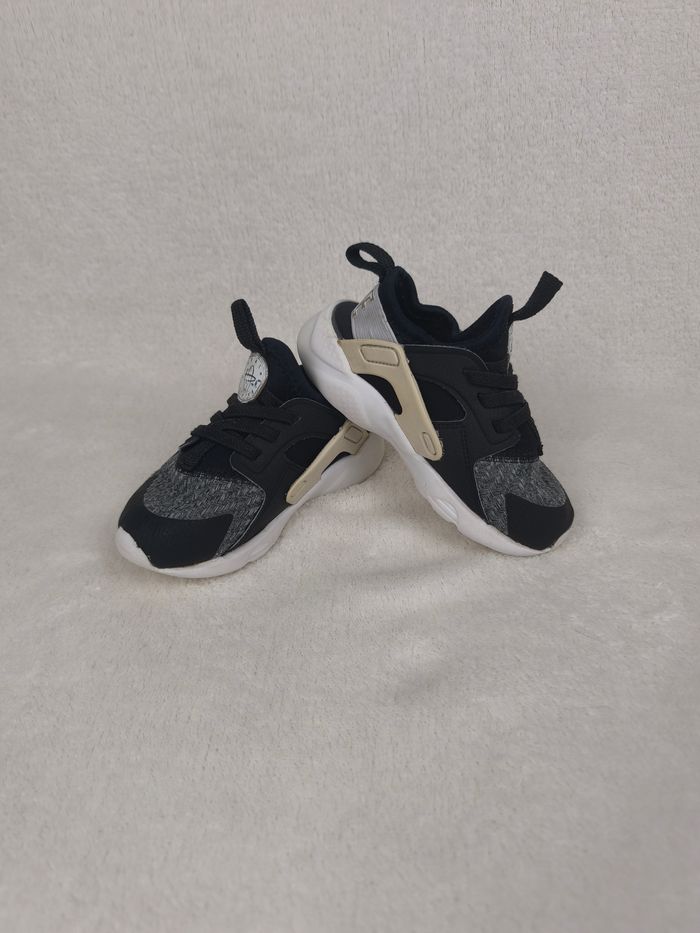 Baskets Nike Huarache Garçon pointure 25