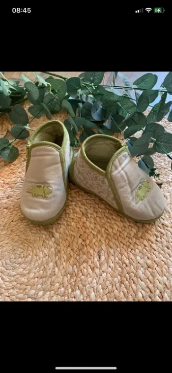 Chaussons dinosaures semelles rigides 24