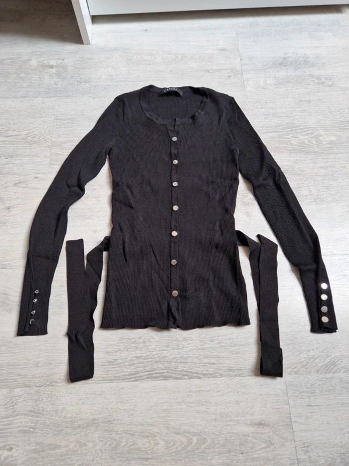 Très joli cardigan Caroll neuf Taille 34 Neuf noir avec boutons argentés - photo numéro 2