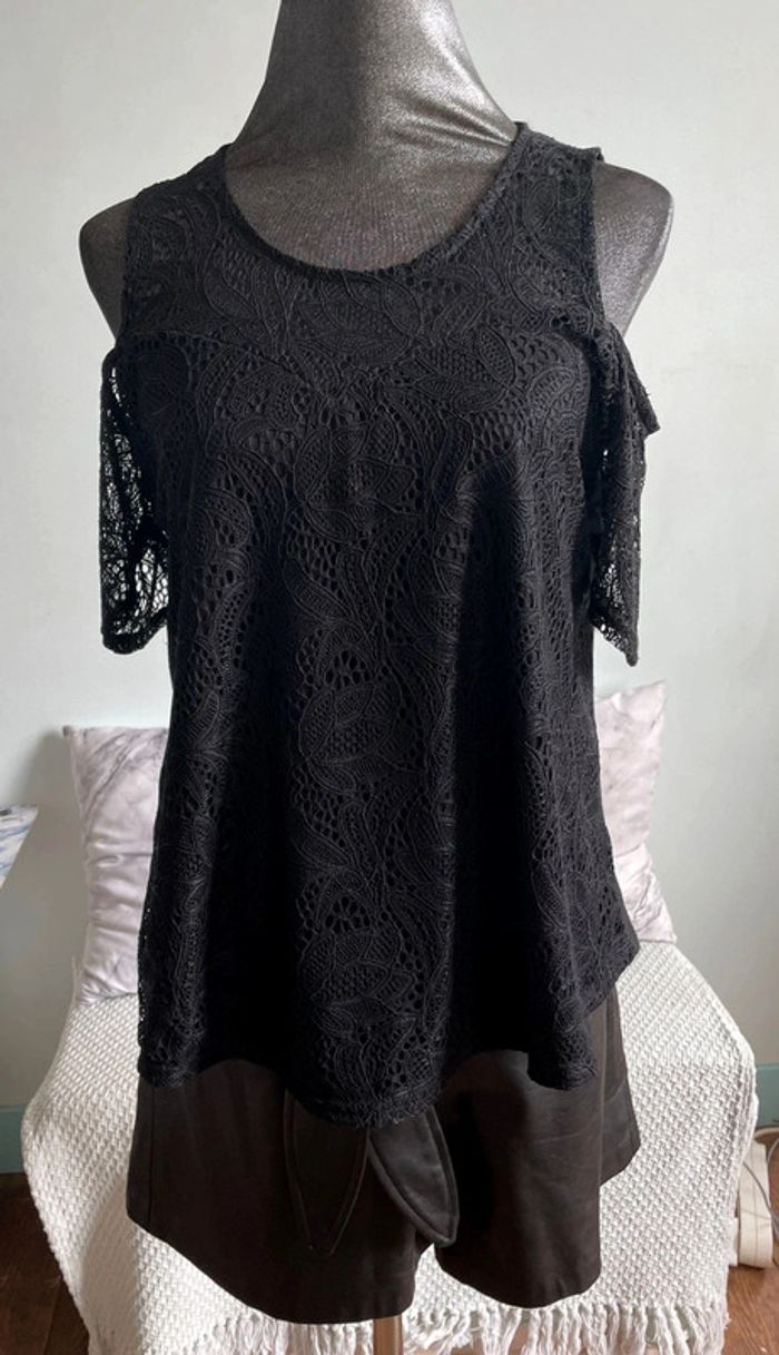 Blouse bi-matiere dentelle et coton épaules nue.