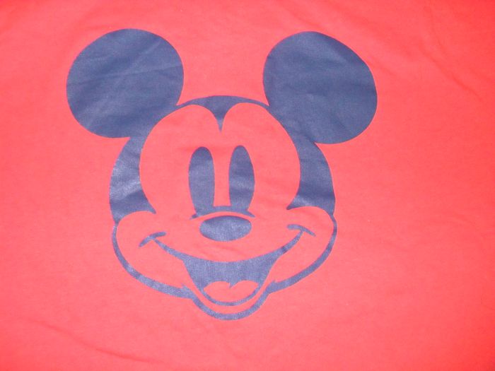 tee shirt Disney rouge et noir imprimé mickey taille L - photo numéro 3