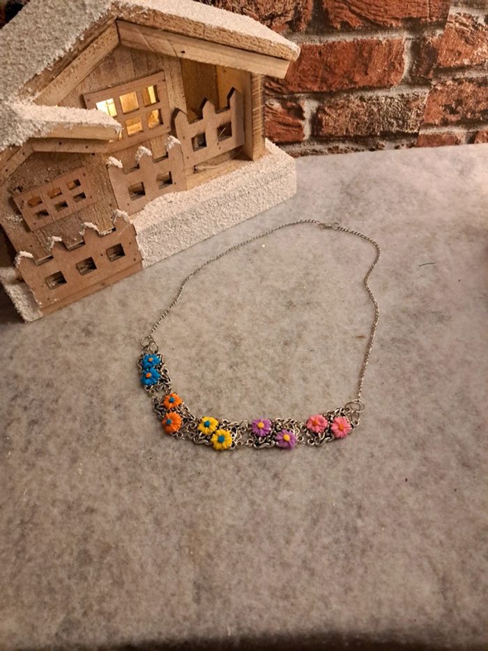 Collier argenté avec fleurs multicolore - photo numéro 3